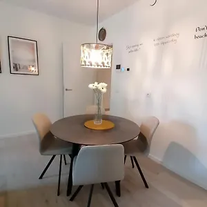 Bartine - Modern And Spacious Flat Near The Sea, Free Parking Space Apartment